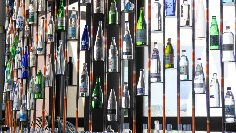 Mur de bouteilles au Muse de l'eau  Pont-en-Royans