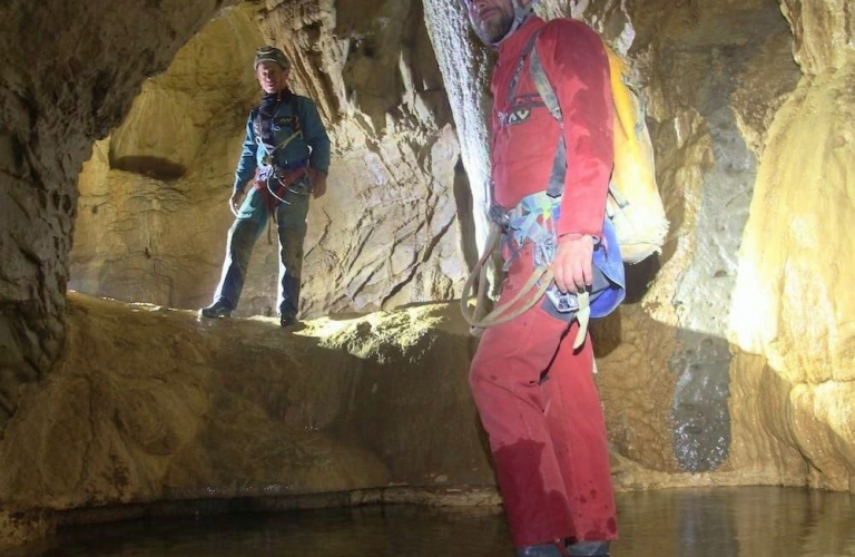 Spéléologie dans le massif des Coulmes : la rivière souterraine des Coulmes.